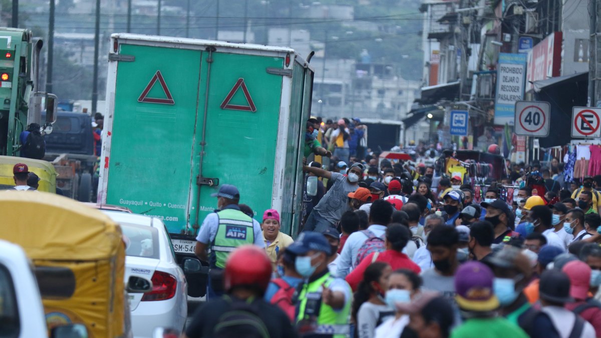 La entrada de la 8. Desde el pasado viernes, este es el escenario en el lugar alrededor de las 17:00. Decenas de trabajadores intentando regresar a casa. 