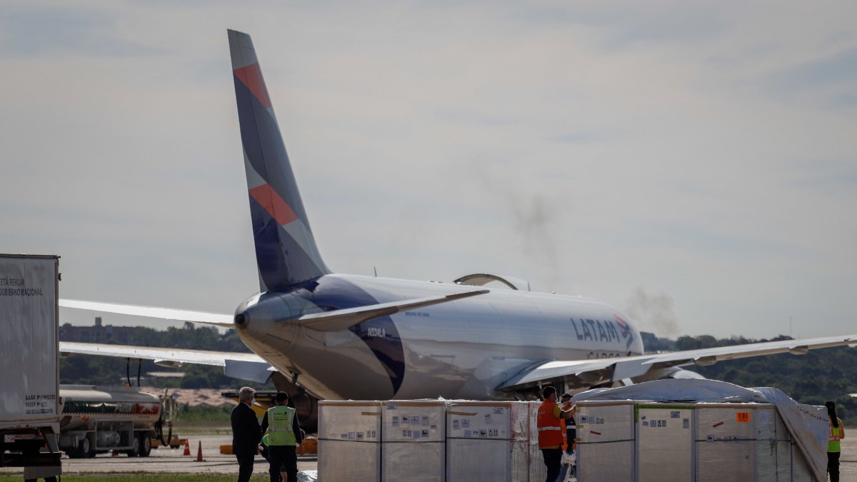 Fotografía que muestra la llegada del avión de Latam con un cargamento de 250.000 dosis de la vacuna de Pfizer contra la covid-19, hoy, en el Aeropuerto Internacional Silvio Pettirossi, en Luque (Paraguay).