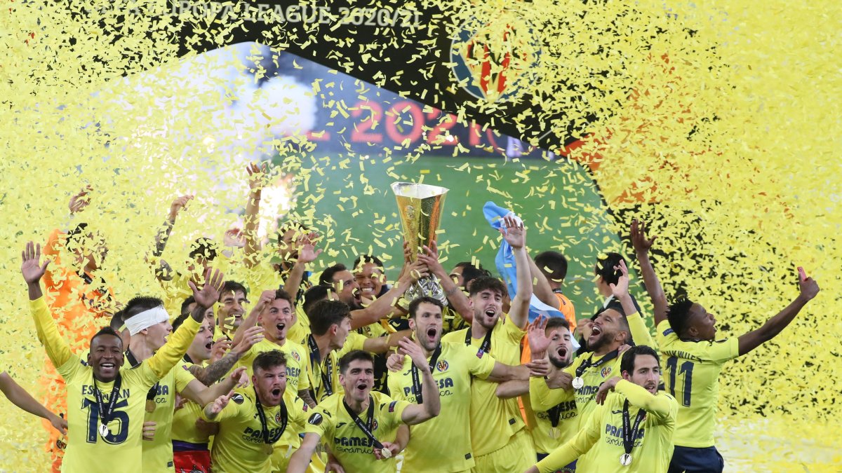 El lateral izquierdo ecuatoriano, Pervis Estupiñán (15) celebra con sus compañeros por el mayor logro en la historia del Villarreal de España: el título de la Europa League.