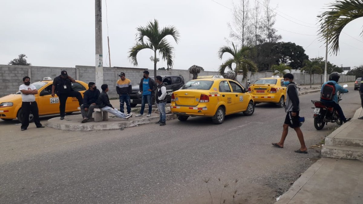 Familiares del fallecido acudieron este 26 de mayo al sitio donde ocurrió el accidente.
