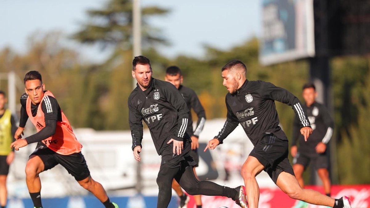 Lionel Messi (c) entrenando junto a sus compañeros en el combinado gaucho.