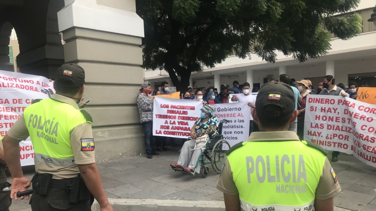 Referencial. A pesar de la pandemia, los pacientes renales y familiares han salido a las calles para protestar por el riesgo que corren por la deuda del Estado.