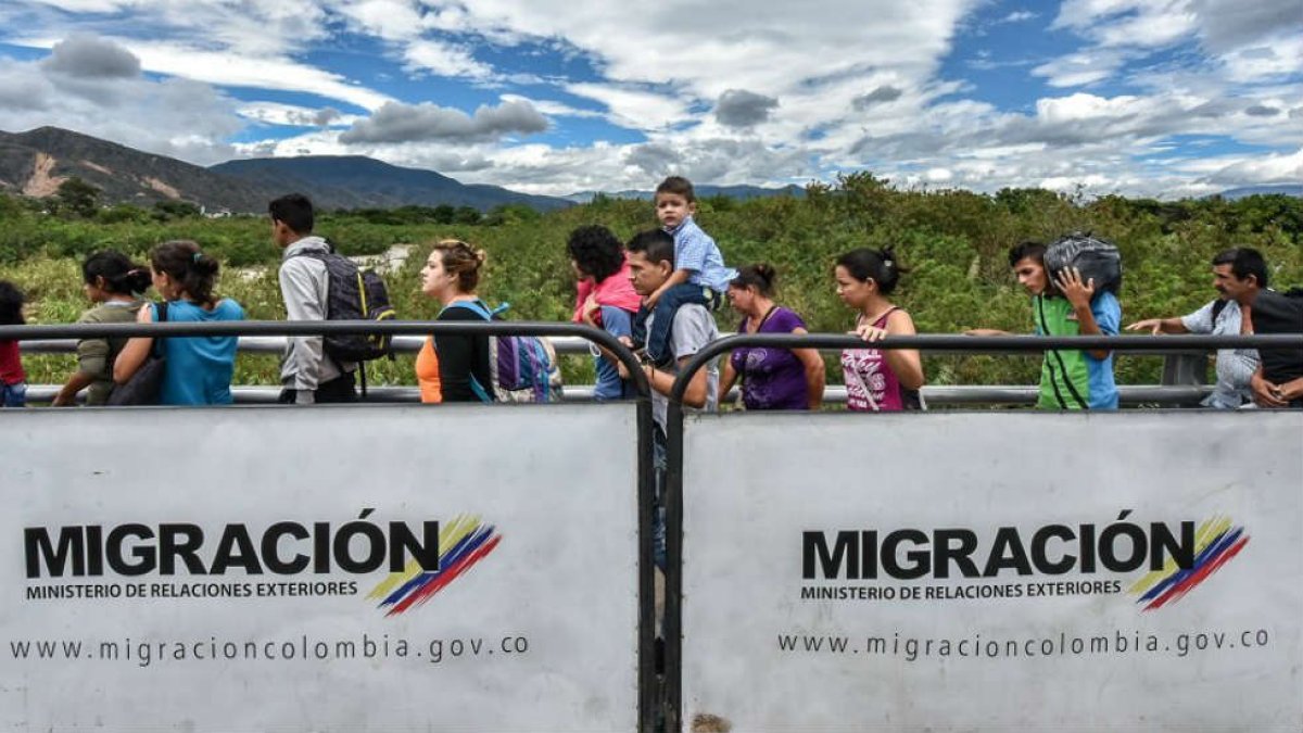 Migrantes venezolanos entrando a Colombia.