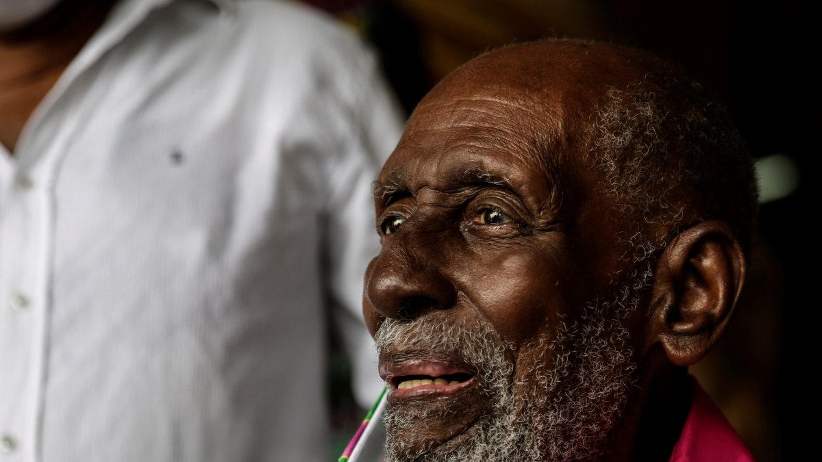 Fotografía de archivo fechada el 13 de febrero de 2021 donde aparece el cantante y compositor Nelson Sargento durante una inauguración