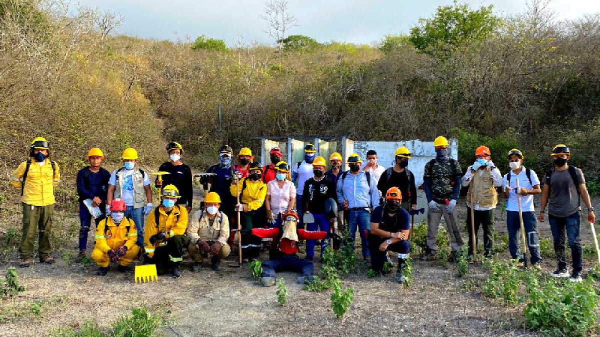 Los brigadistas durante el curso que recibieron en Montecristi en estos días para especializarse en manejo de fuego.