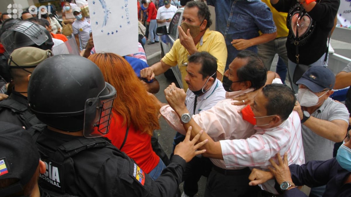 Los profesores también reclamaron que llevan 10 años con un salario de 800 dólares, y de allí tienen que pagar materiales y el Internet que ahora usan para dar clases.