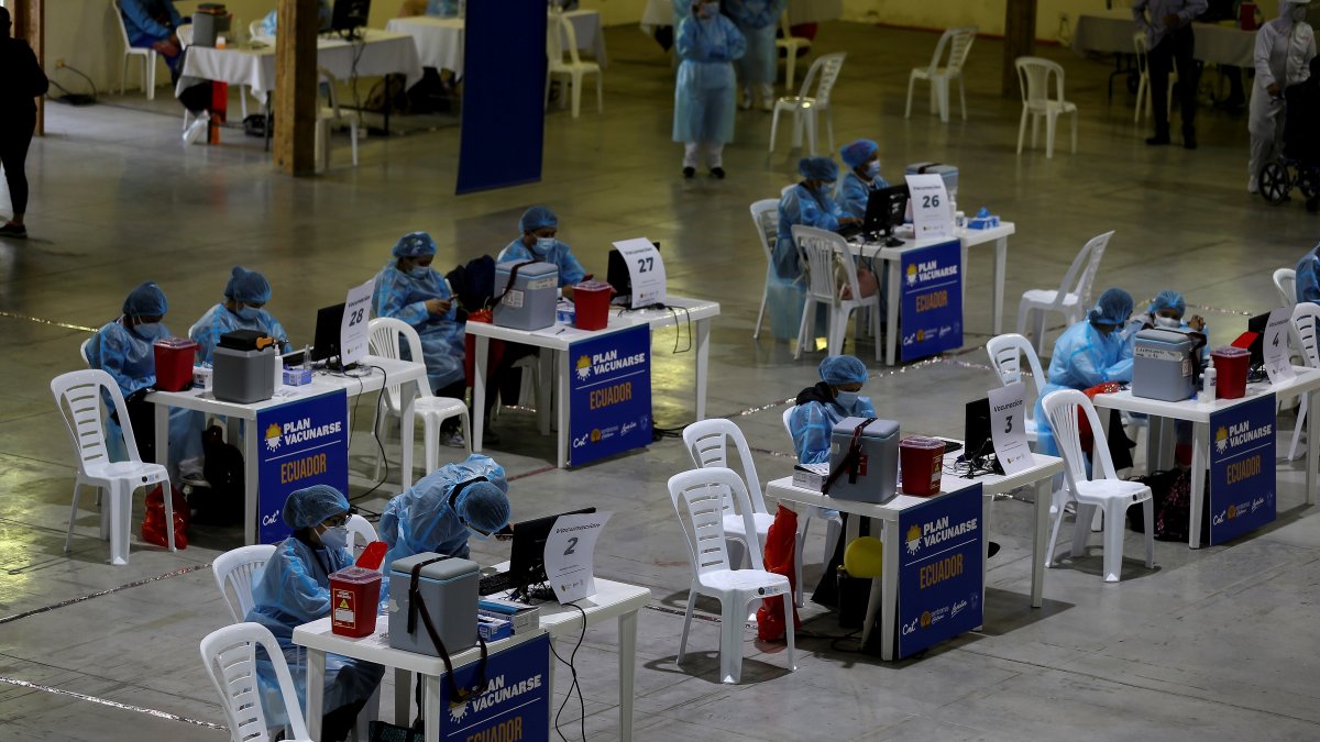 Vista general de una jornada de vacunación contra la covid-19 para personas con discapacidad y adultos mayores en el Centro de Exposiciones en Quito (Ecuador).