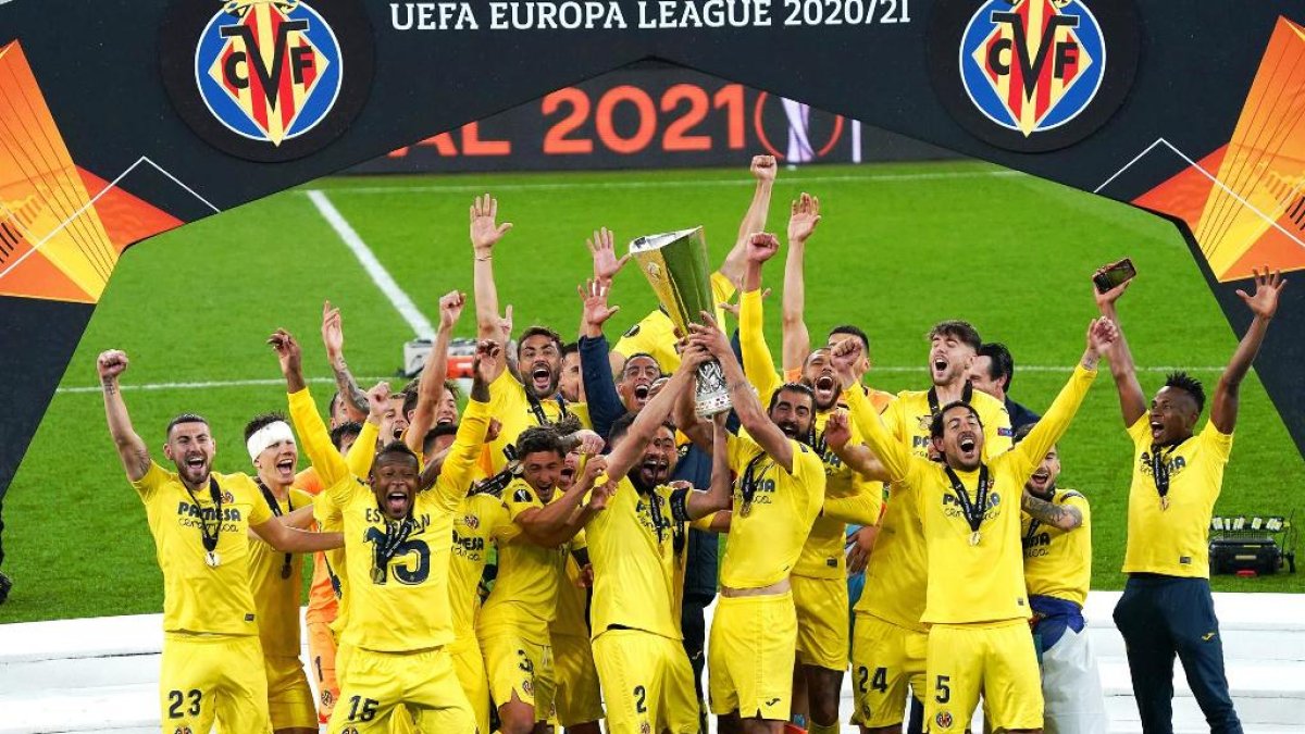 Pervis Estupíñán (15) festejan con sus compañeros del Villarreal el cetro de la Europa League.