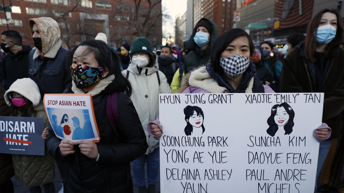 Varias personas que sostienen pancartas durante una Vigilia por la Paz, en Nueva York, el 19 de marzo de 2021. EFE/ Jason Szenes