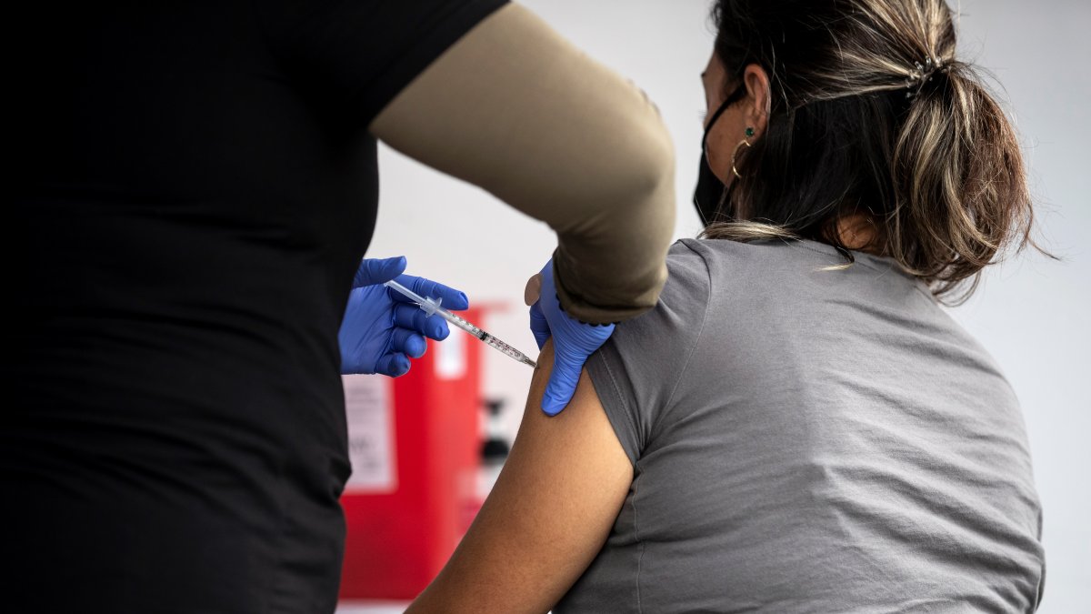 Una mujer recibe una vacuna contra la covid-19 en Los Ángeles, California (EE.UU.).