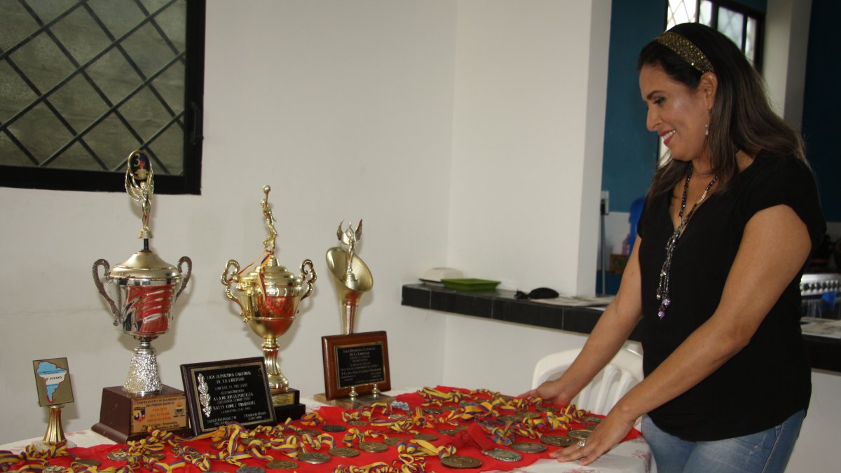 Katiuska Gómez tiene un rincón en su casa donde conserva sus copas, medallas y galardones.