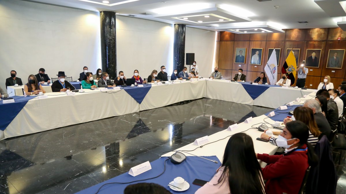 La presidenta de la Asamblea Nacional, Guadalupe Llori, mantuvo ayer una reunión con los presidentes y vicepresidentes de las comisiones para trazar la agenda legislativa.