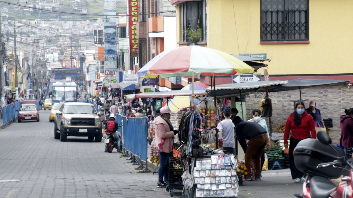 Desalojados del centro, los comerciantes han encontrado nuevos espacios, como la calle Julio Andrade. Dueños de negocios indican que impiden el paso.