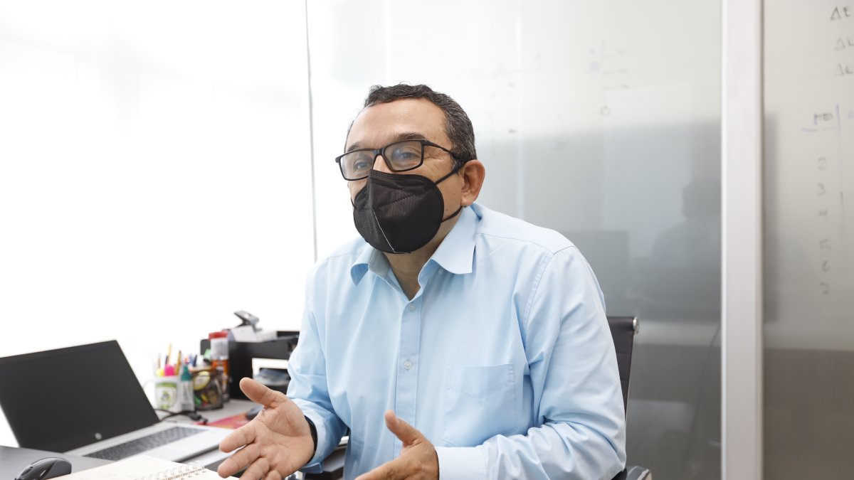 Luis García. Ha desempeñado una serie de cargos en CNEL, por años.