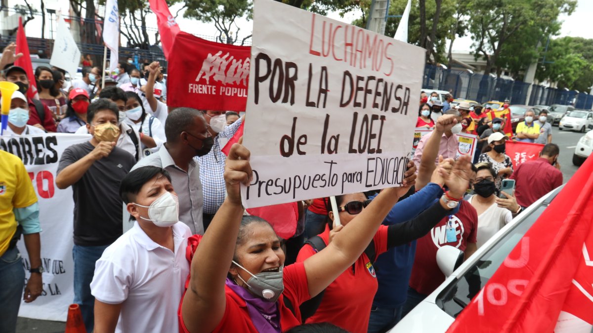 Un grupo de militantes y seguidores de la Unión Nacional de Educadores (UNE) realizó una manifestación en defensa de la reforma a la Ley de Educación.