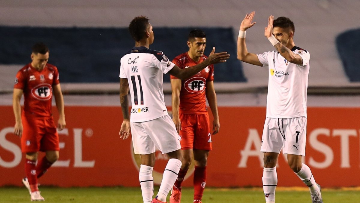Antonio Amarilla (d), de la Liga Deportiva Universitaria de Ecuador, fue registrado este jueves al celebrar un gol que le anotó a Unión La Calera de Chile.