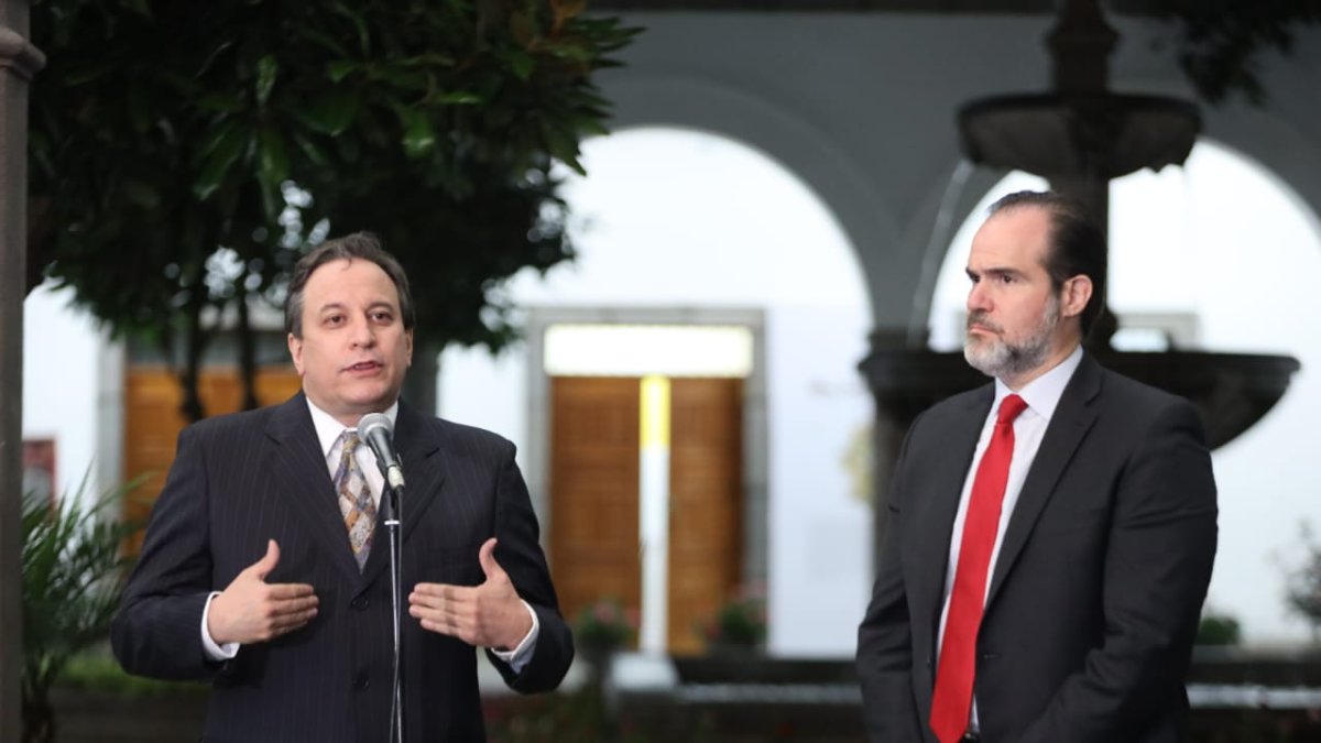El ministro de Economía y Finanzas, Simón Cueva, y Mauricio Claver-Carone, en el Palacio de Carondelet (Quito).