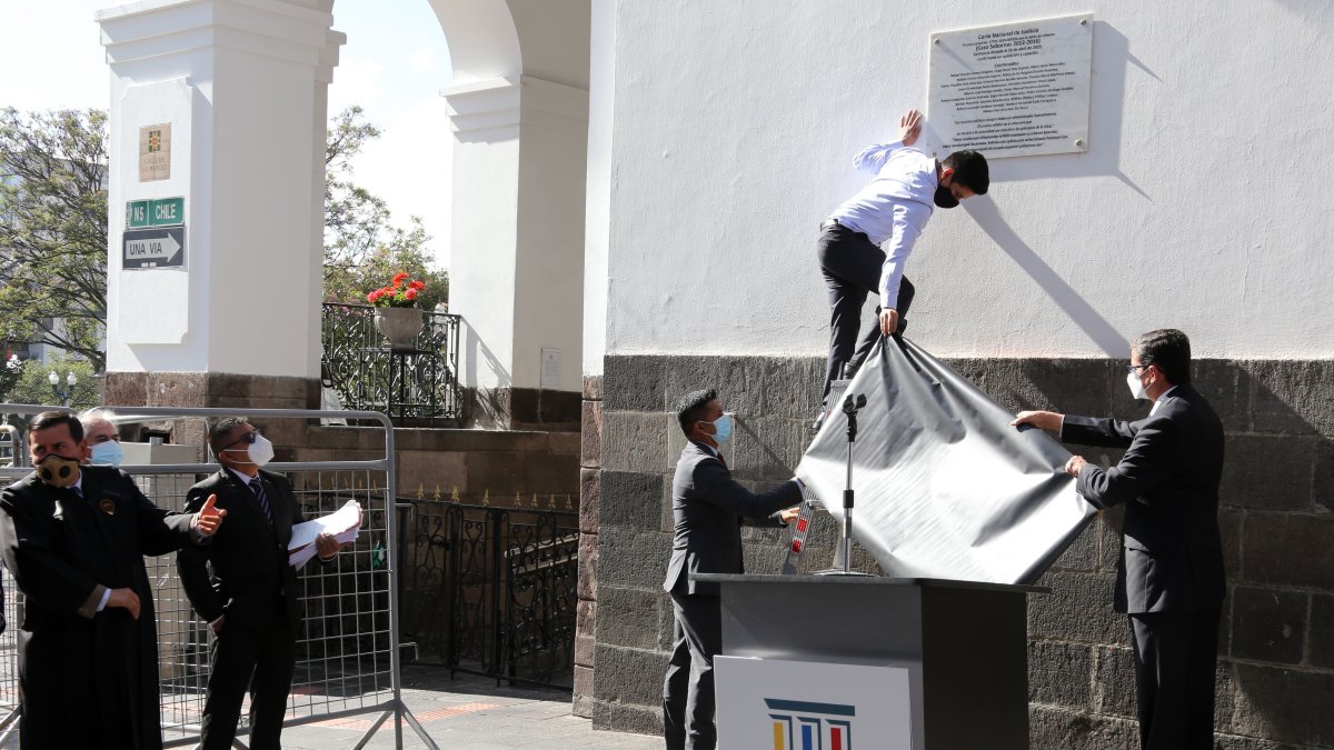 Reparación. En la Presidencia se colocó una placa que señala que los dineros públicos no deben ser utilizados de forma fraudulenta.