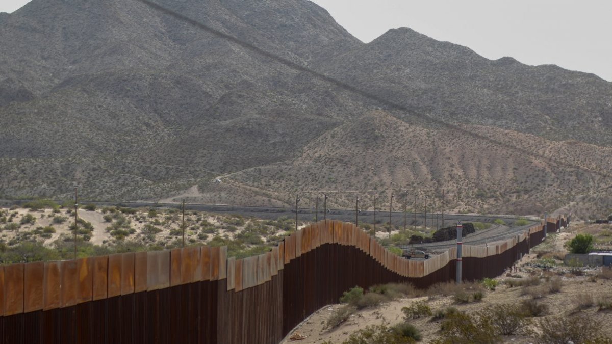 El muro fronterizo entre México y EE.UU. provoca cientos de historias tristes, a veces tragicómicas, a diario.