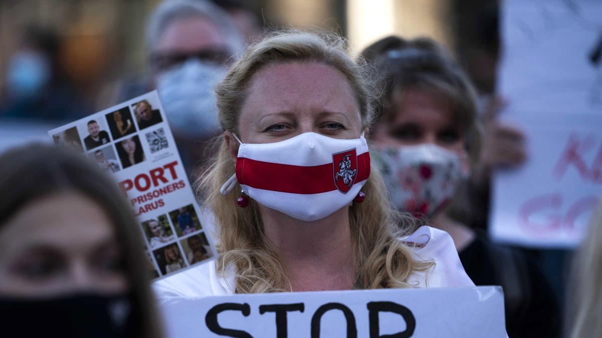 Manifestantes protestan en la Plaza Dam contra el régimen de Aleksandr Lukashenko en Ámsterdam, Países Bajos, el 28 de mayo de 2021.