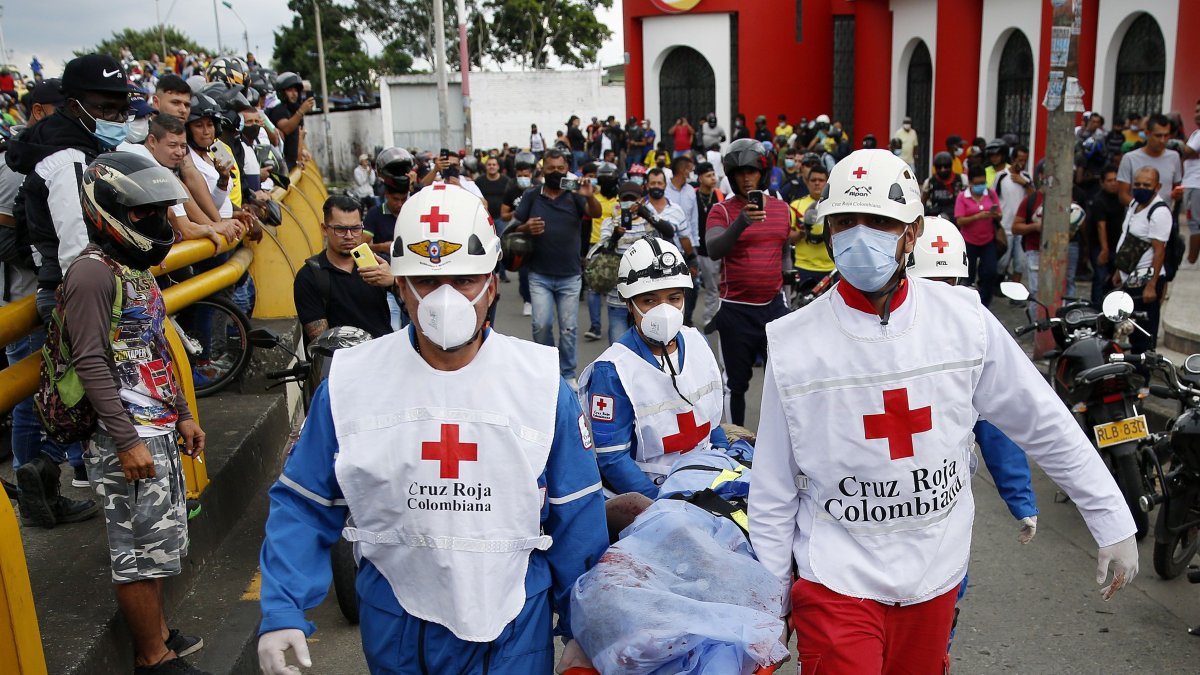 Elementos de la Cruz Roja, llevan a una de las víctimas hacia la morgue para las diligencias de ley. EFE/ Ernesto Guzmán Jr