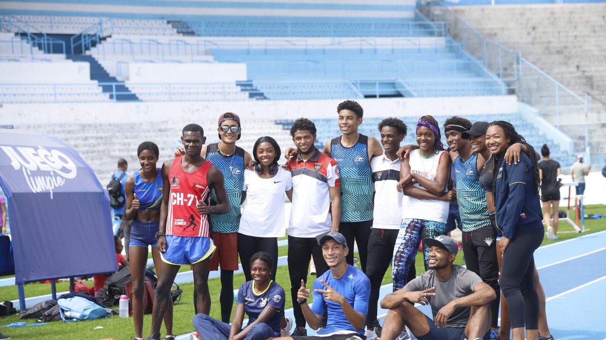 Atletas de distintas delegaciones aprovechan un receso en los entrenamientos para hacerse una foto grupal.