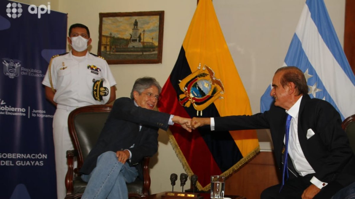 El presidente Lasso saluda con el gobernador del Guayas, Vicente Taiano.