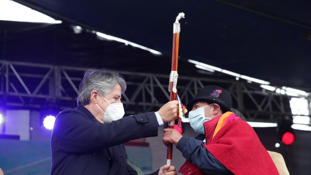 A mediados de esta semana el presidente Guillermo Lasso recibió el bastón de mando de comunidades indígenas.