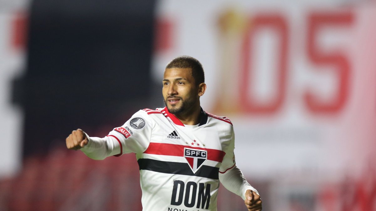 Joao Rojas, ofensivo ecuatoriano del Sao Paulo, no pudo evitar la caída de su club.