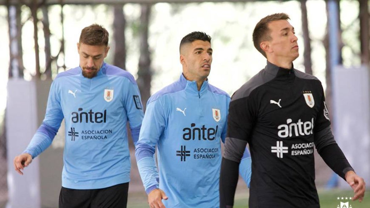 Luis Suárez (c) y Fernando Muslera (d), en la práctica de la selección uruguaya.