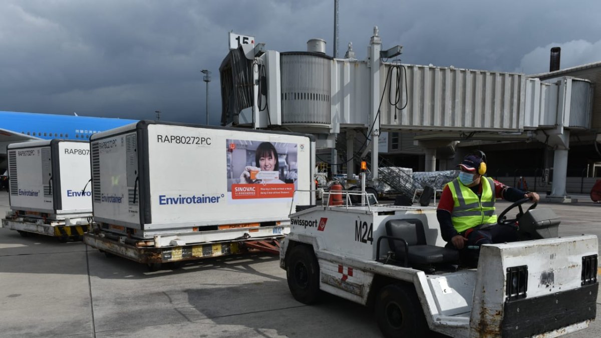 Las dosis compradas y donadas por China llegaron en contenedores especiales para prevenir el daño de las vacunas.