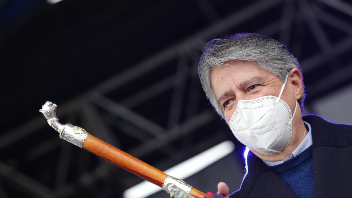 Símbolo. Las juntas de riego del pueblo salasaca entregaron a Guillermo Lasso el símbolo mayor de la autoridad política: un bastón de mando.