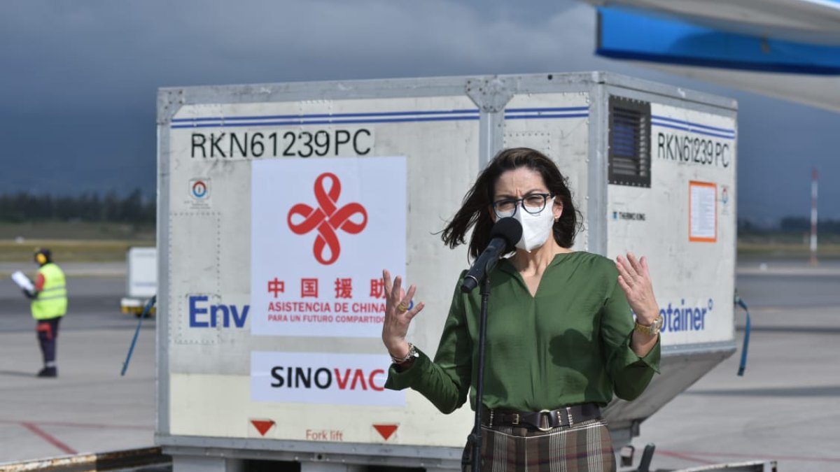 La ministra de Salud de Ecuador, en el recibimiento de vacunas anticovid que llegaron de China.
