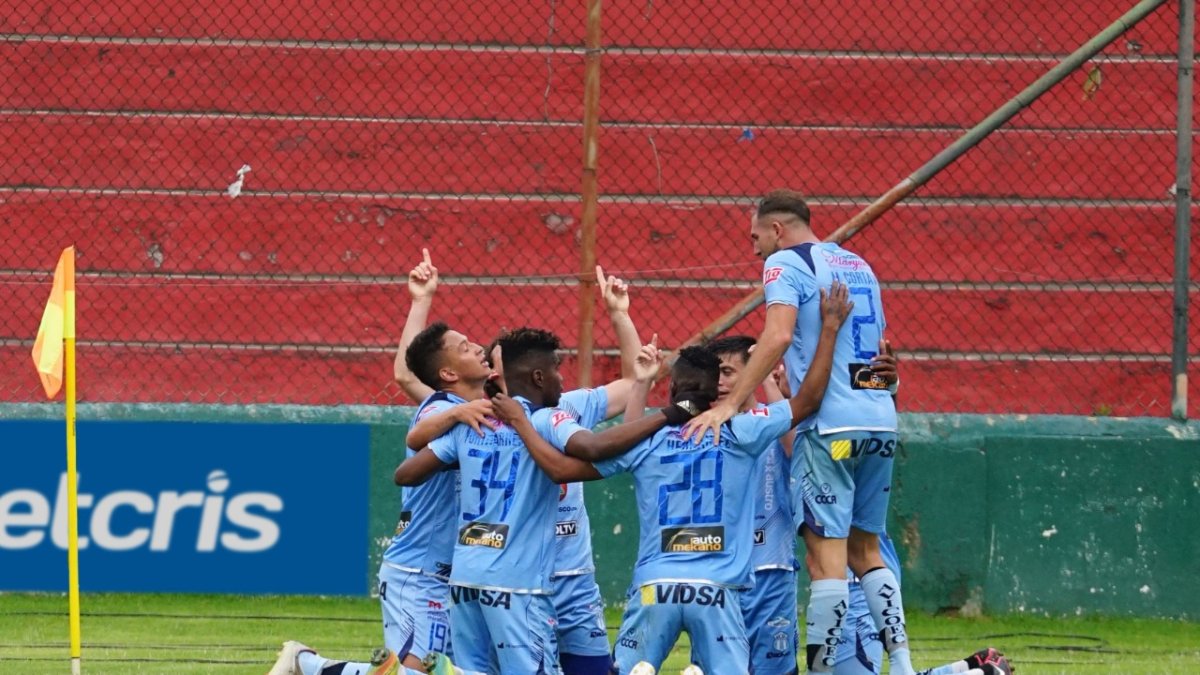 Los jugadores de Aucas festejan el único gol del partido, anotado en el minuto 88