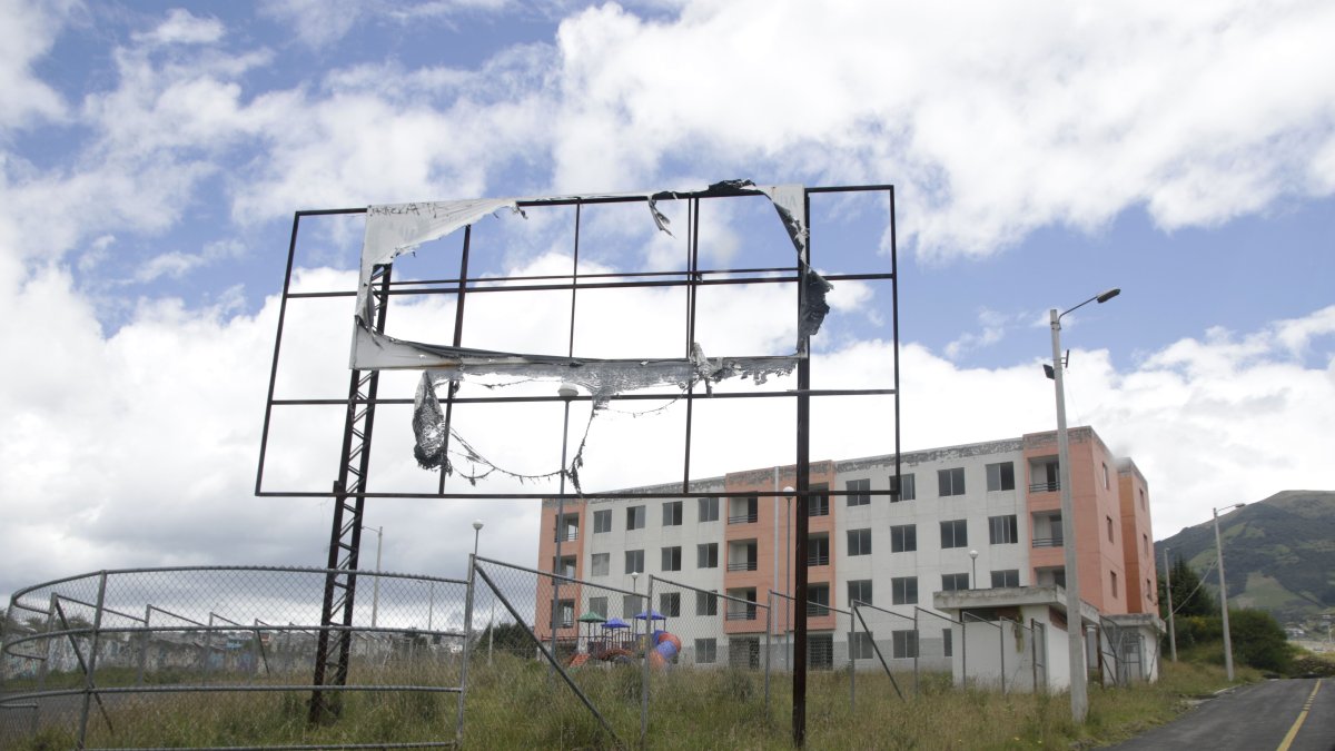 Pese a estar listos, los conjuntos de Victoria del Sur están totalmente abandonados, con las ventanas rotas y con grafitis en las paredes.
