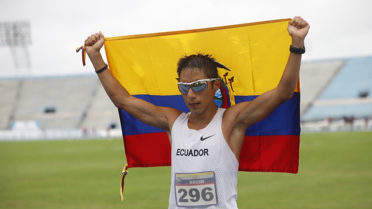 Andrés Chocho, marchista ecuatoriano, muestra la bandera luego de obtener uno de sus sonados triunfos