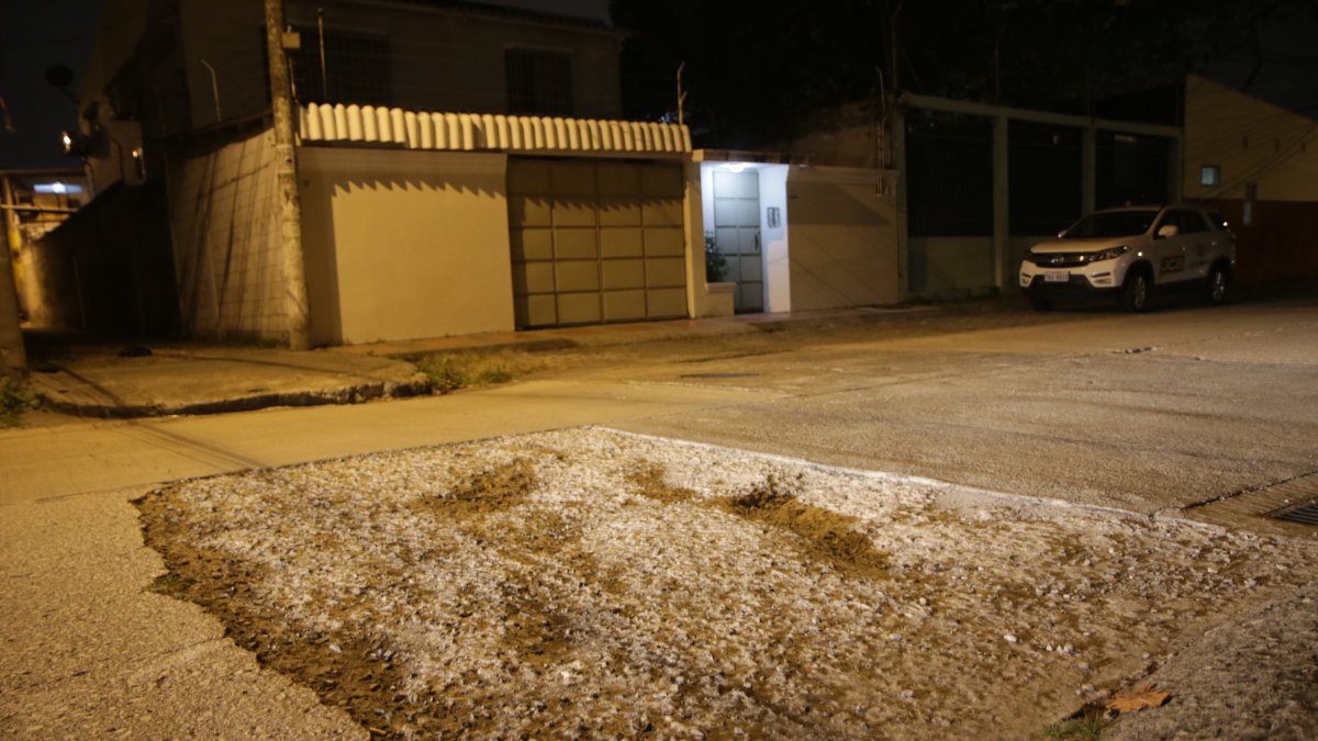 En la avenida 2 A  de Samanes 1 un bache parece un cráter de luna dicen los moradores.