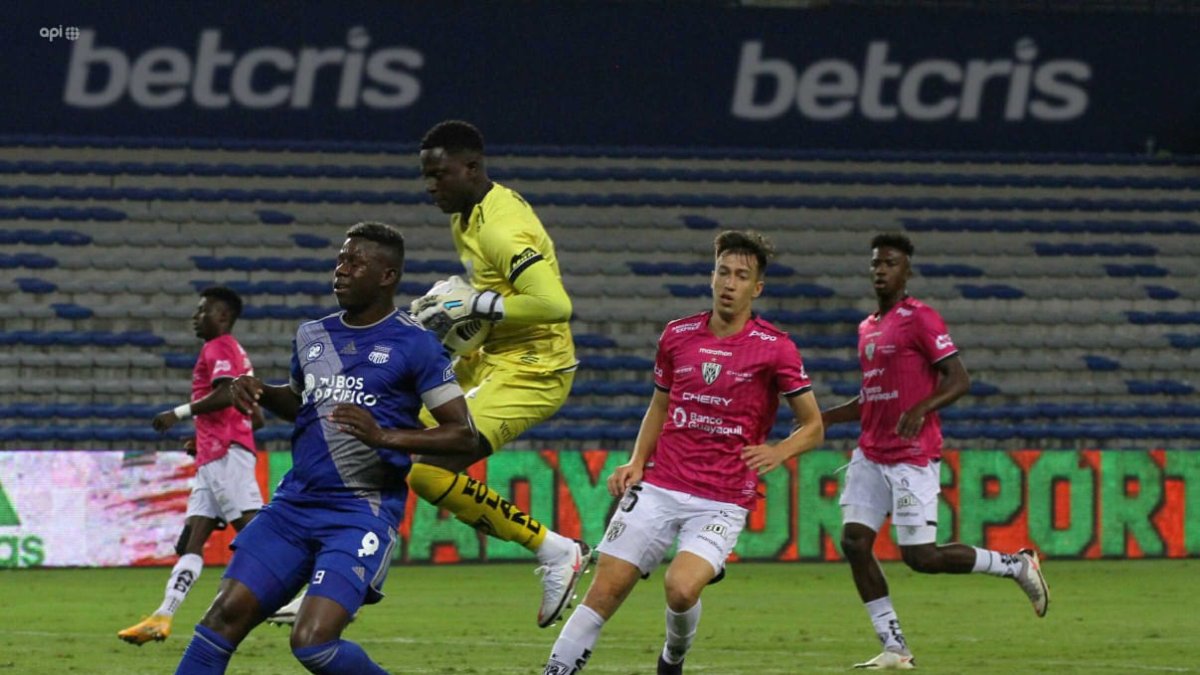 Alejandro Cabeza (9) tuvo una opción de gol.