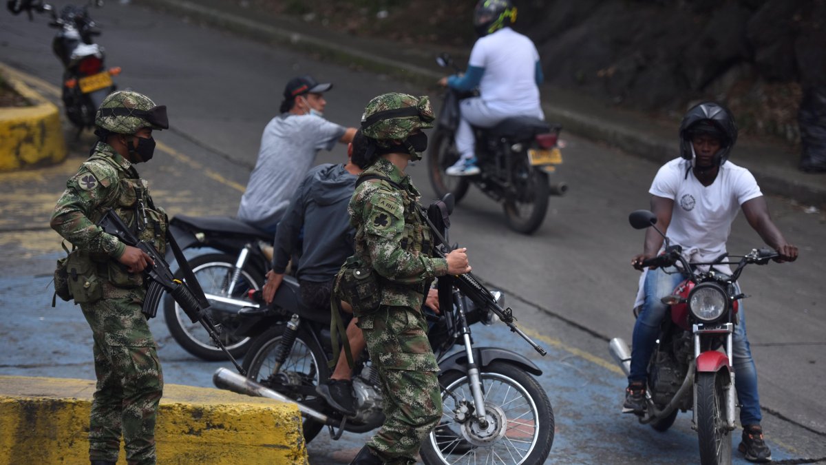 Soldados custodian las calles de Cali, Colombia, luego que el presidente Iván Duque ordenara más presencia militar por los hechos de violencia presentados durante protestas por el Paro Nacional.