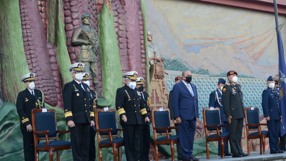 Acto. El ministro de Defensa Fernando Donoso, durante la ceremonia militar para presentar al los comandantes de Fuerzas Armadas.