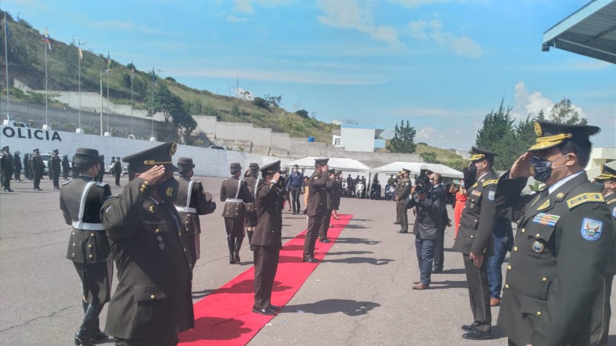 Los ascensos en el cuartel de la Unidad Nacional de Intervención y Rescate, tuvieron todos los condimentos de una ceremonia castrense. 