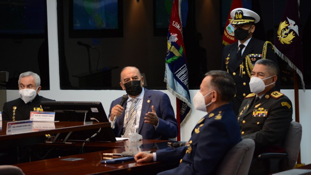 Anuncio. El ministro de Defensa Fernando Donoso anunció que habrá cambios en el CIES.