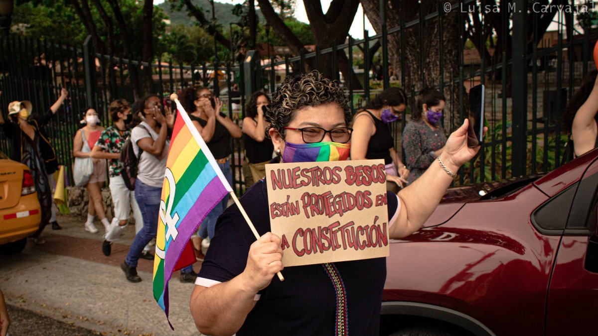 Besatón por rechazo a la homofobia