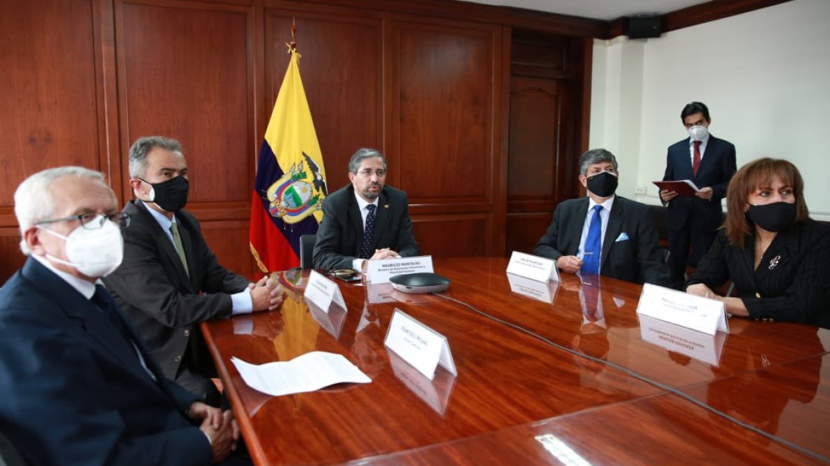 El canciller Montalvo, junto a sus colaboradores, recibieron la bienvenida de los diplomáticos por medios virtuales.