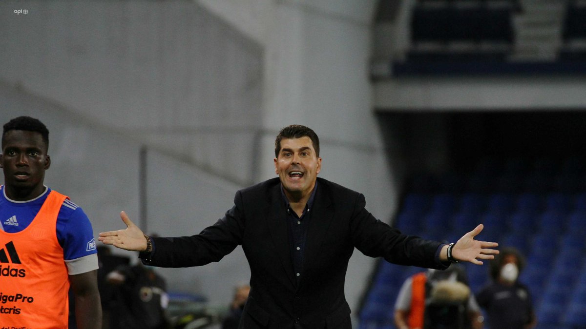 Ismael Rescalvo, entrenador de Emelec,siente que su equipo ha sido perjudicado.