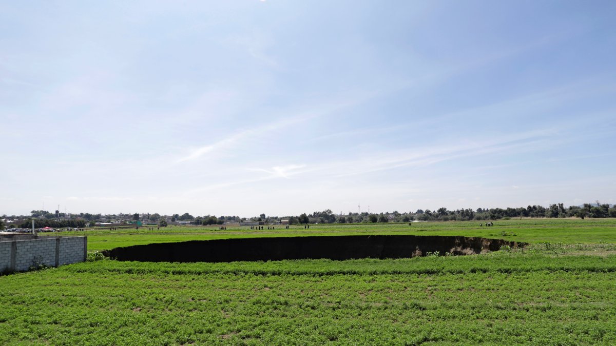 Vista de un enorme socavón, en la zona de cultivo la loma, del municipio de Juan C. Bonilla estado de Puebla (México).