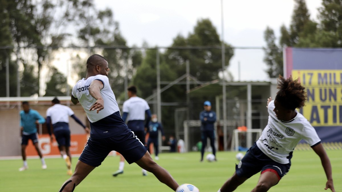 La selección nacional se prepara en Quito antes de su viaje a Brasil para el duelo eliminatorio