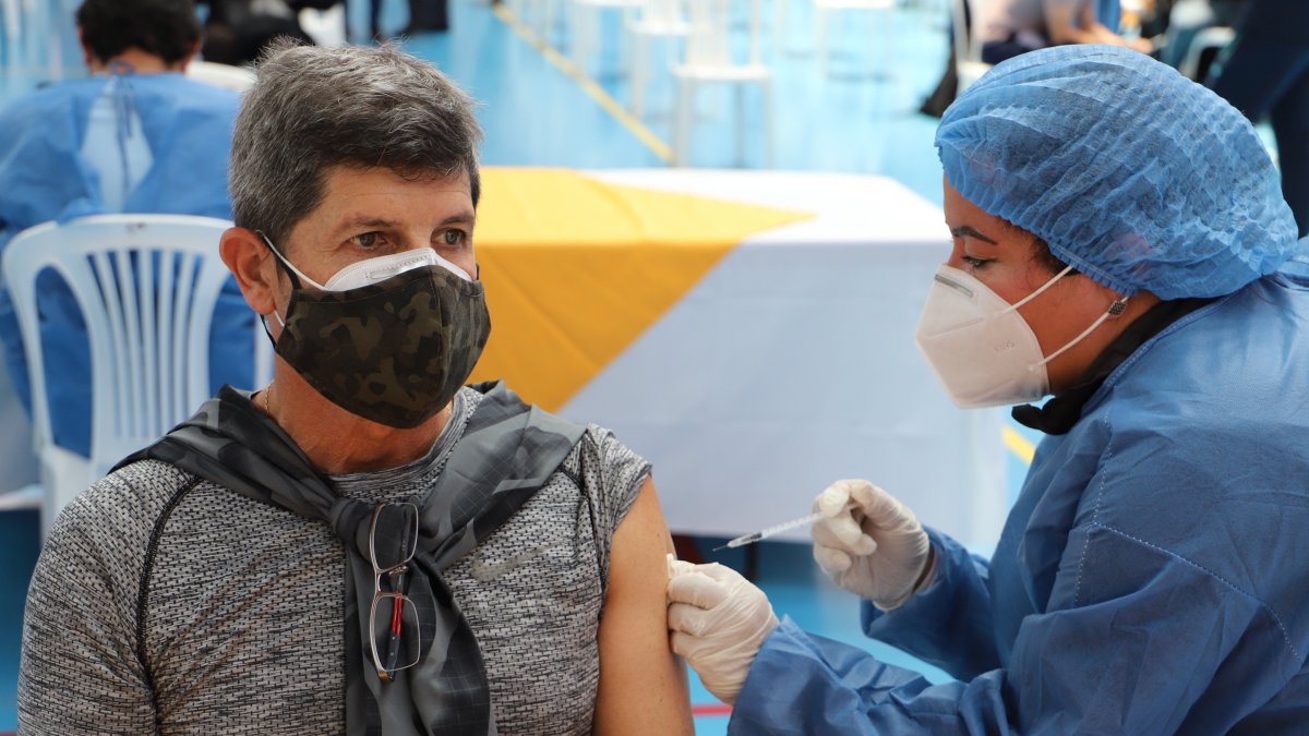 Los integrantes de la selección ecuatoriana de fútbol han recibido la primera dosis de la vacuna, entre ellos el preparador físico Sergio Chiarelli.