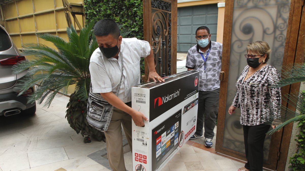 Ganadora. Dominga Camaton recibe el televisor de 55 pulgadas que se ganó en el sorteo de Diario EXPRESO.