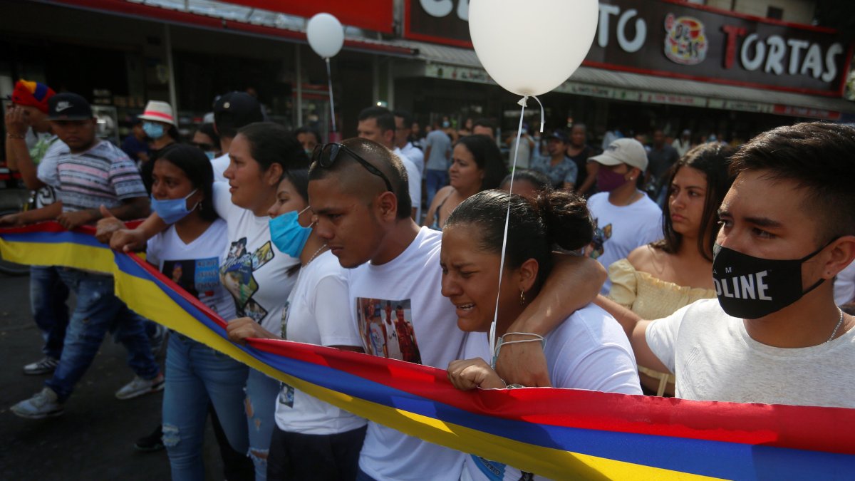 Familiares y amigos lloran durante el funeral de Maicol Andrés Aranda, un joven del barrio Siloé que murió durante las protestas del pasado 28 de mayo, en Cali (Colombia).